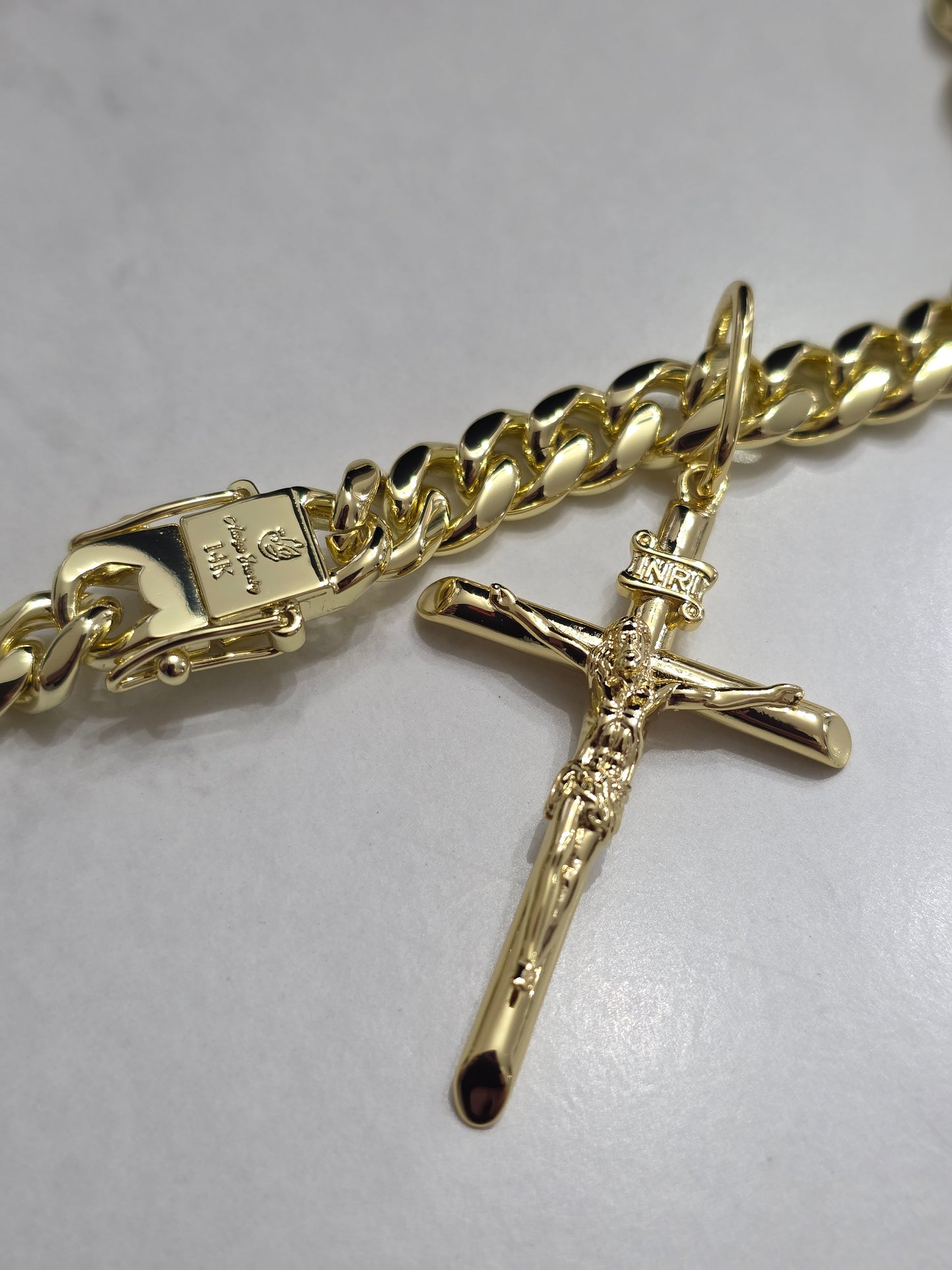 Cadena Cubana 8mm x 22" Stainless steel PVD + Crusifijo ( 1 Año de Garantía)