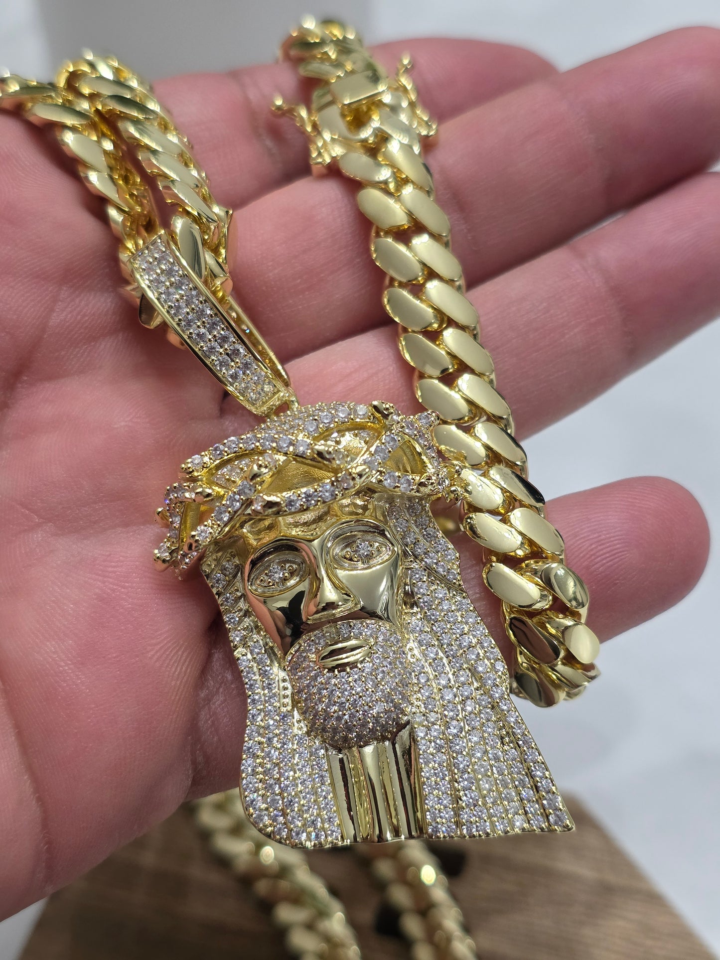 Set 10mm(PVD) Hechas a mano ( Eslabón Pegado) + Charm de Jesús