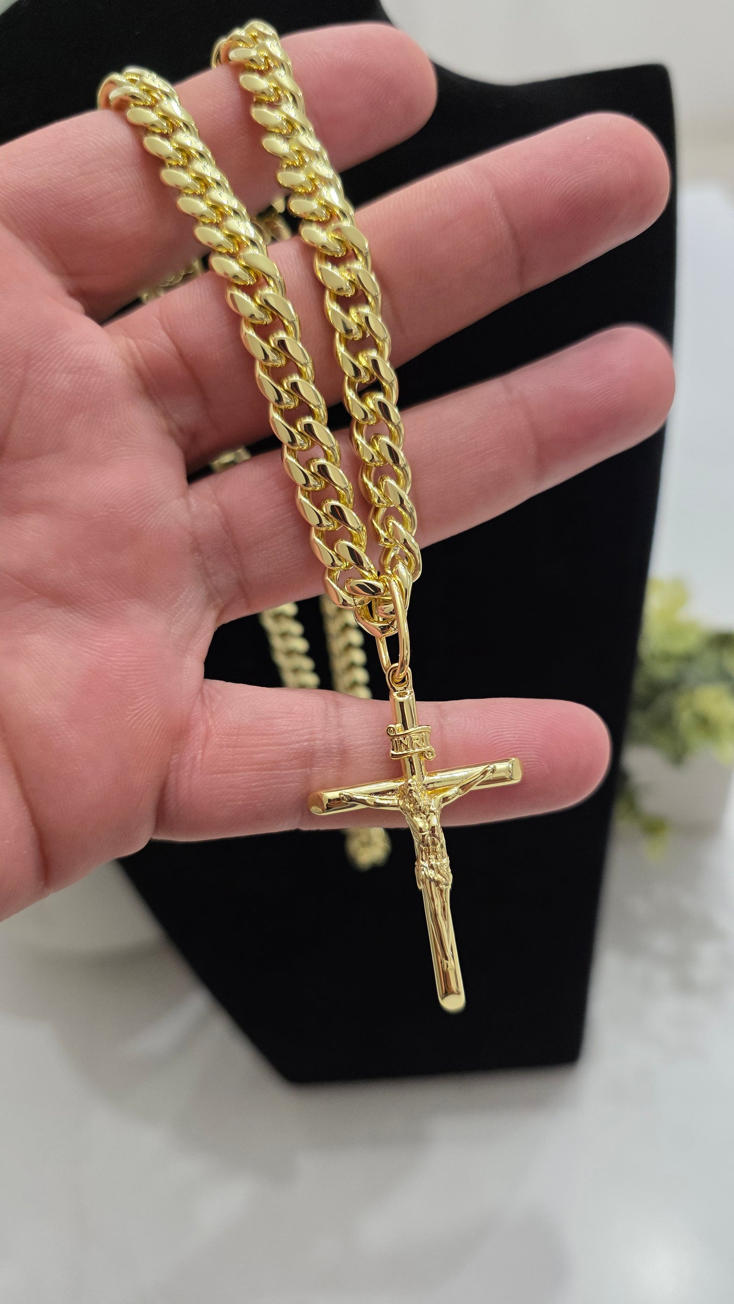 Cadena Cubana 8mm x 22" Stainless steel PVD + Crusifijo ( 1 Año de Garantía)