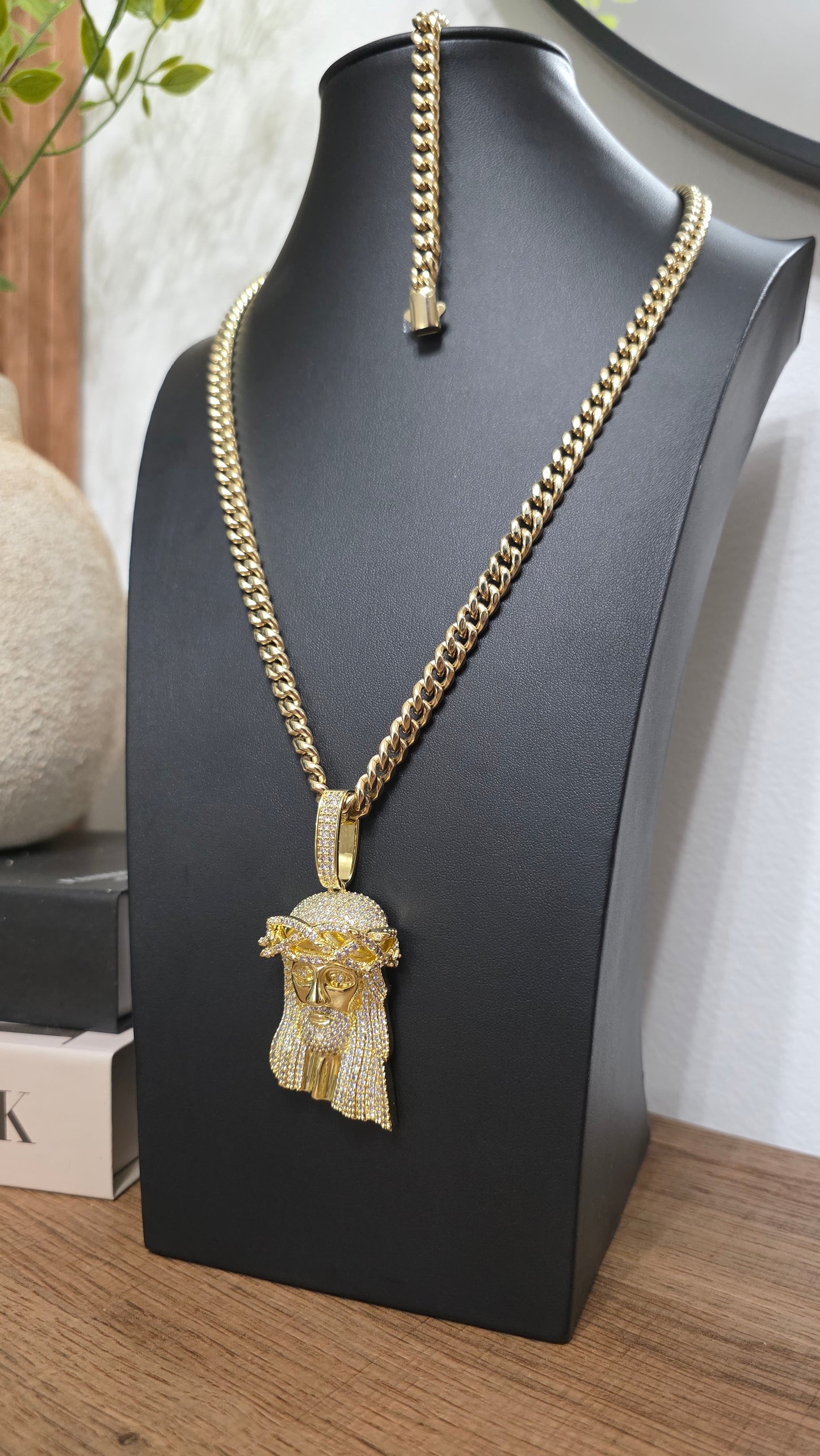 Set Cubana Stainless Steel PVD 8mm+Charm de Jesús                                             1 Año de Garantía+Color 14K Real