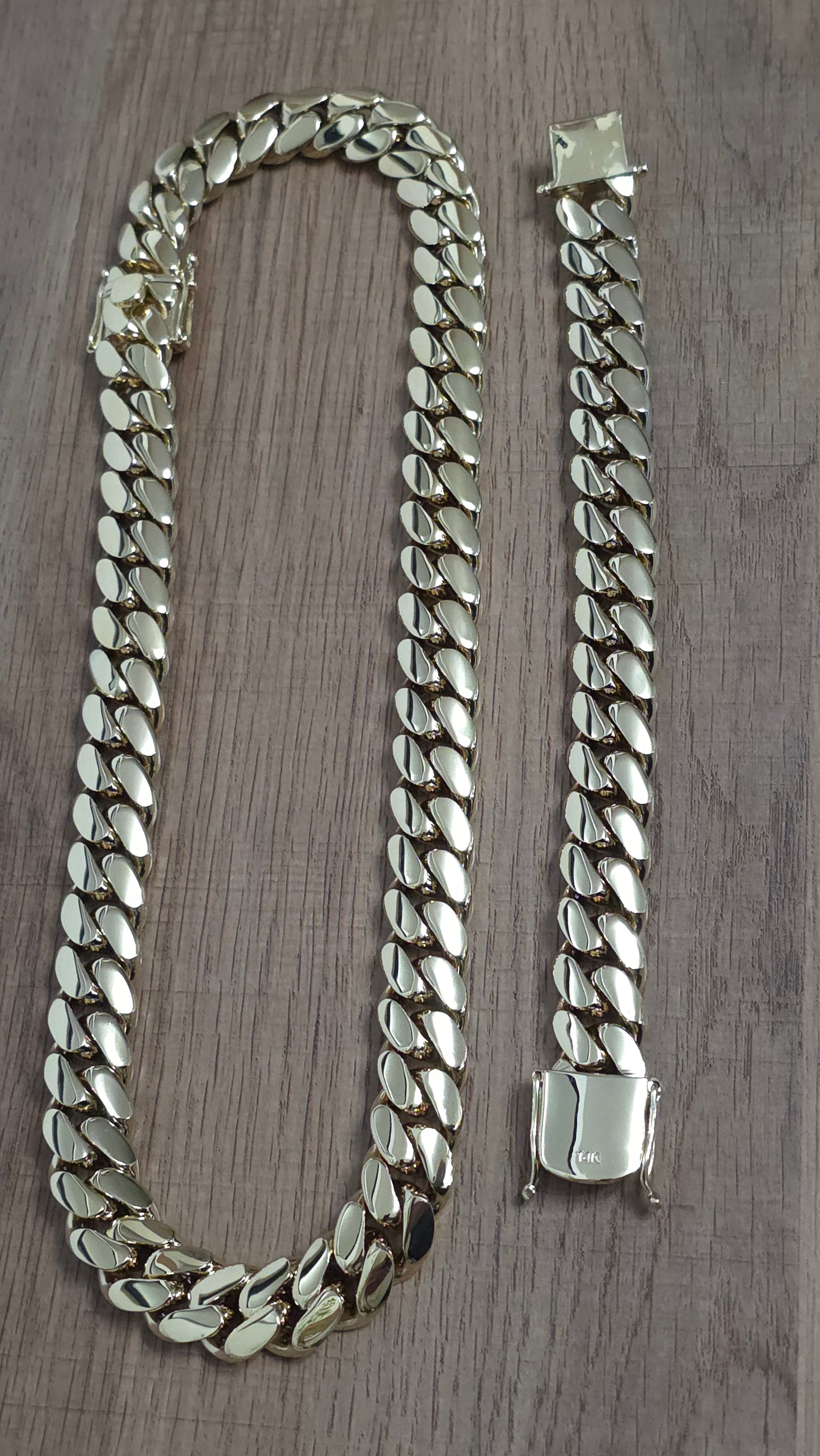 Miami Cuban 18MM + Charm de Jesús PVD PREMIUM           Hechas a Mano (Eslabón Pegado)