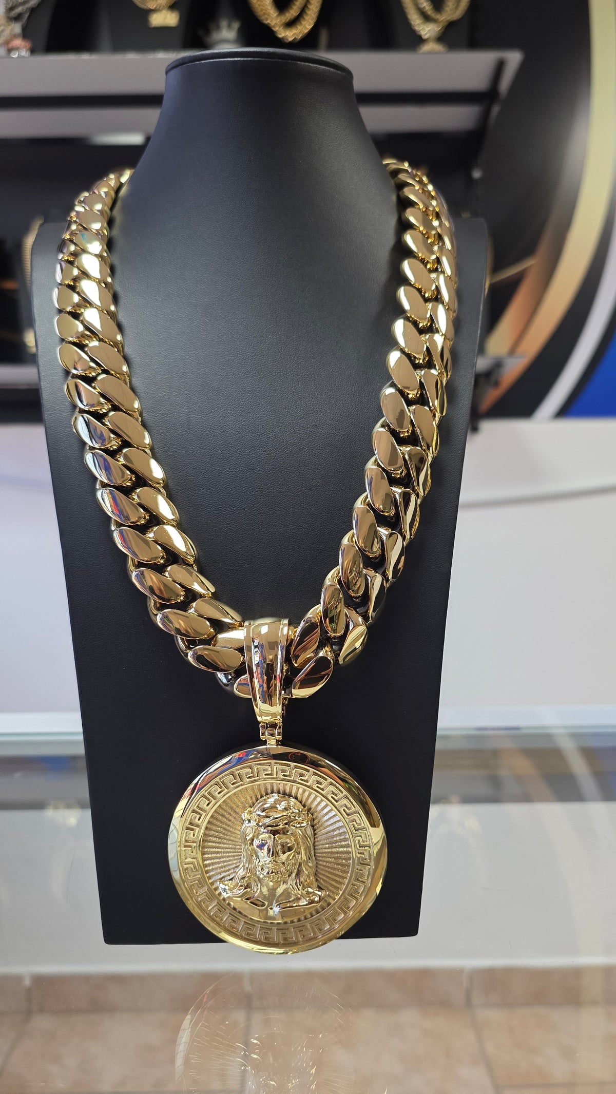 Nuevo PVD Premium Xtreme Cubana Miami Cuban 22MM +        Dije de Jesús ,Hechas a Mano                   (Eslabón Pegado)
