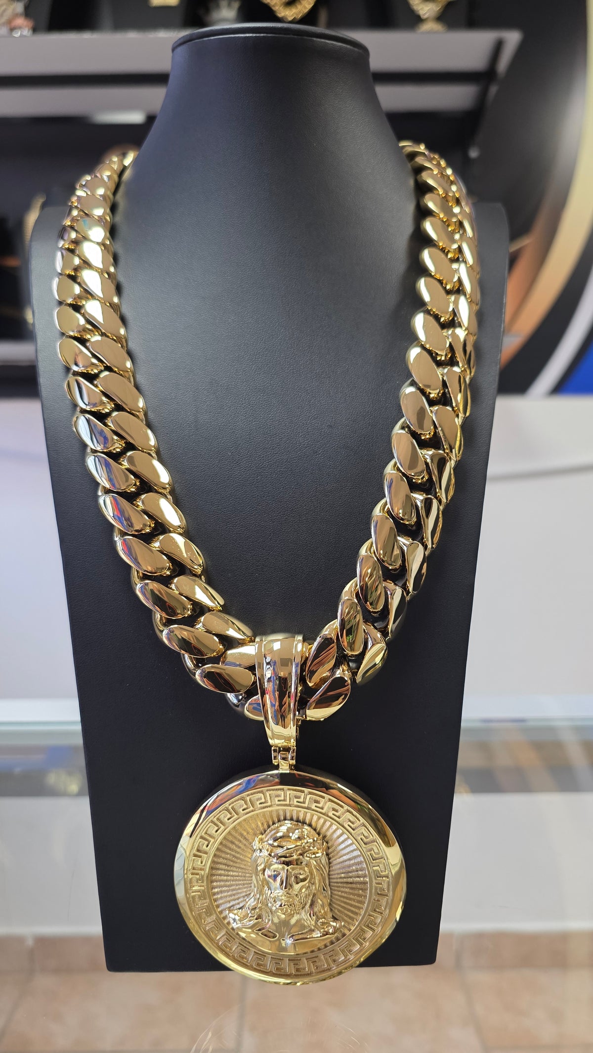 Nuevo PVD Premium Xtreme Cubana Miami Cuban 22MM +        Dije de Jesús ,Hechas a Mano                   (Eslabón Pegado)