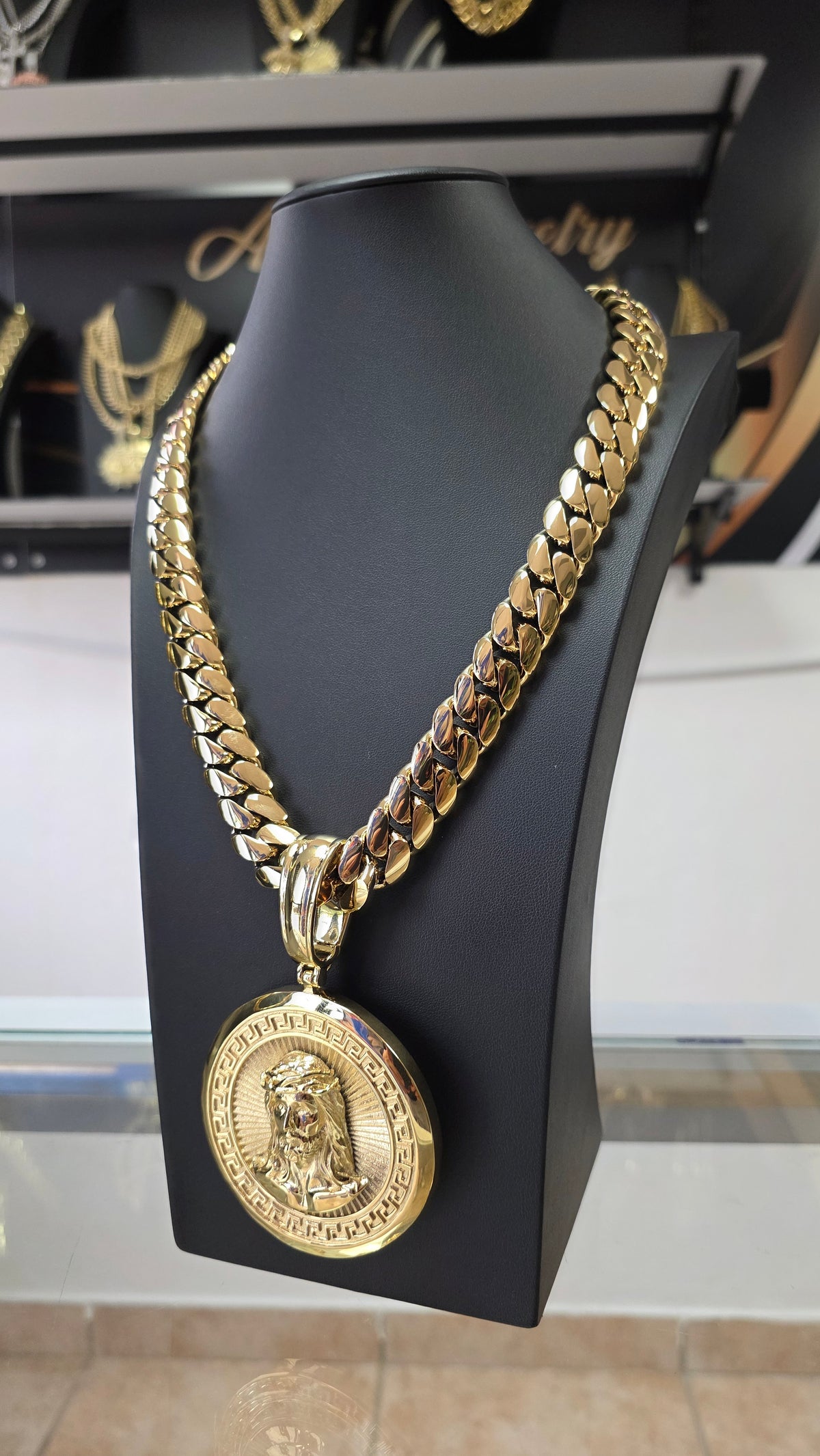 Nuevo PVD Premium Xtreme Cubana Miami Cuban 18MM +        Dije de Jesús ,Hechas a Mano                   (Eslabón Pegado)