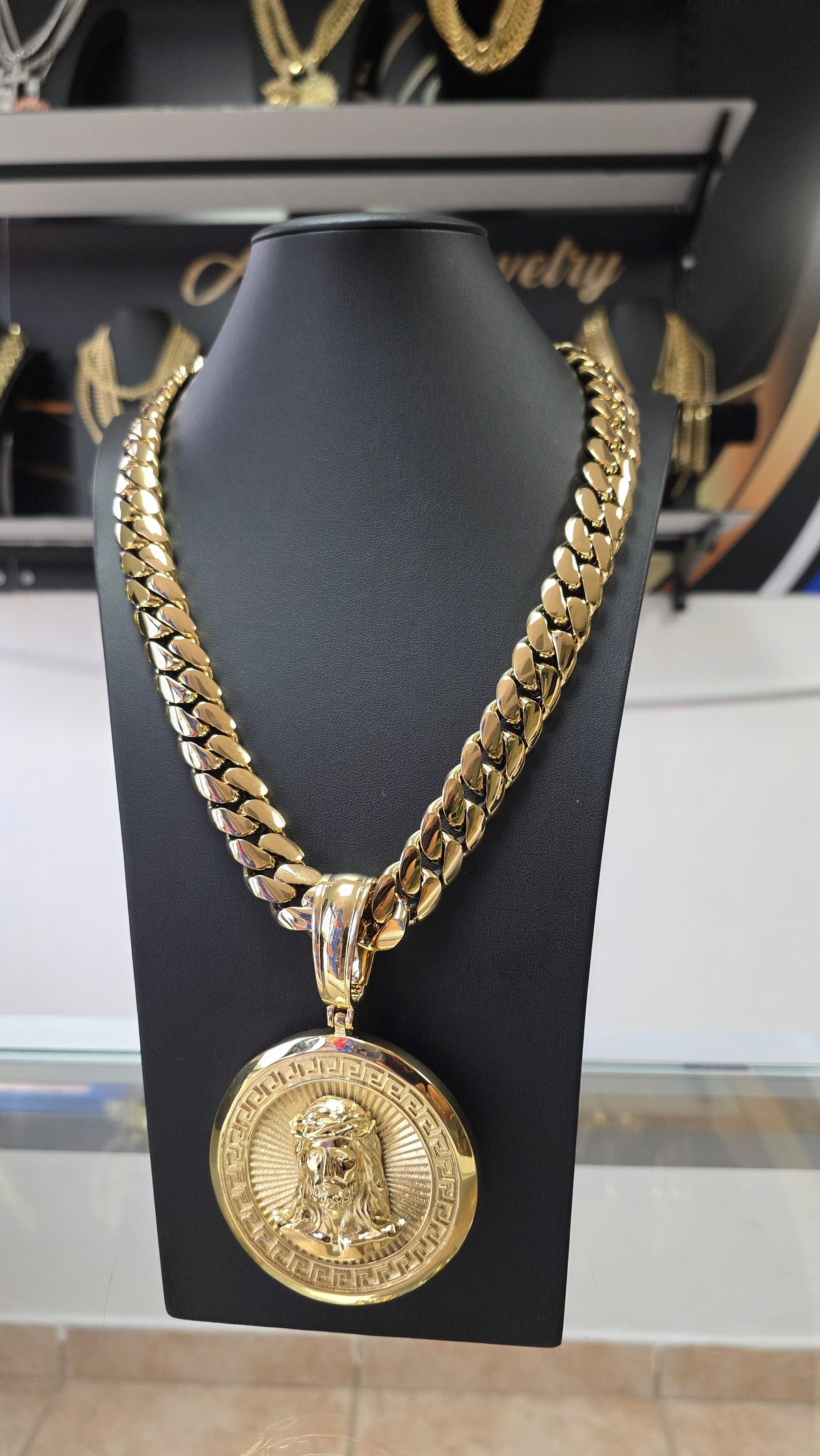 Nuevo PVD Premium Xtreme Cubana Miami Cuban 18MM +        Dije de Jesús ,Hechas a Mano                   (Eslabón Pegado)