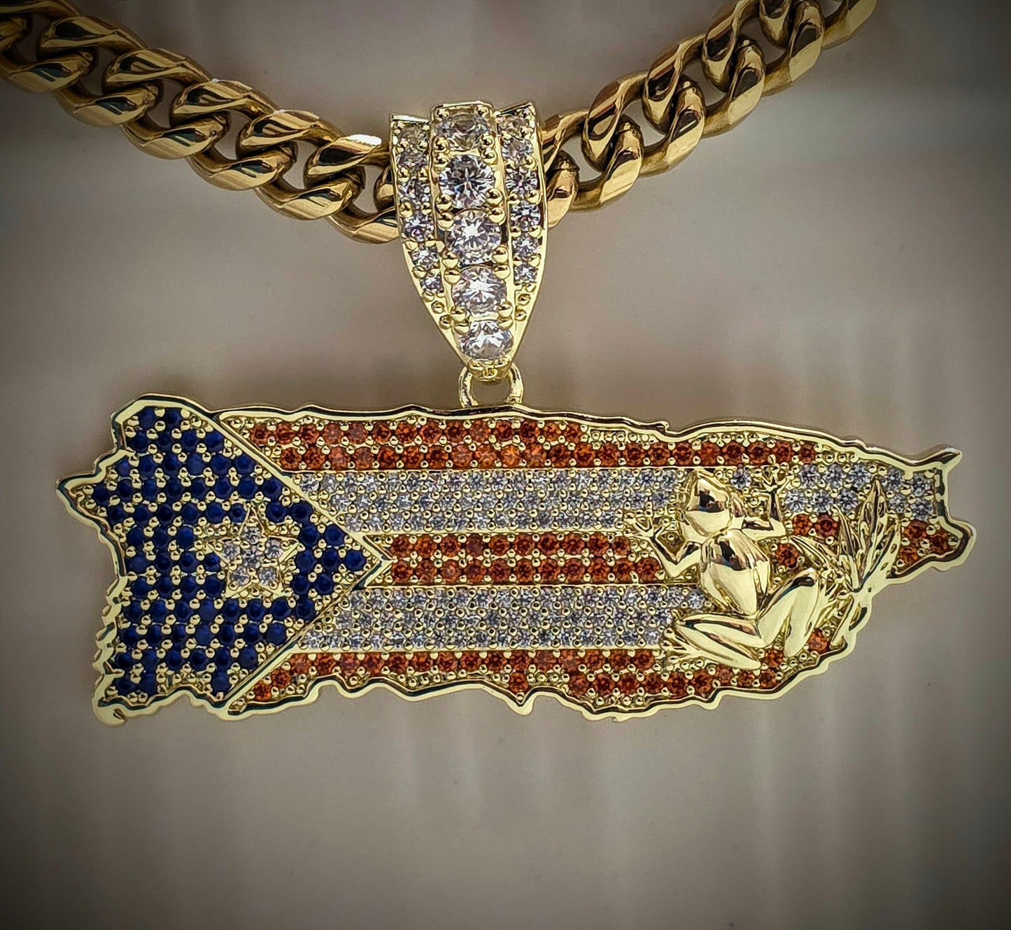 Bello Charm de Puerto Rico a Color con Cadena Stainless Steel PVD.       (1 Año de Garantía)