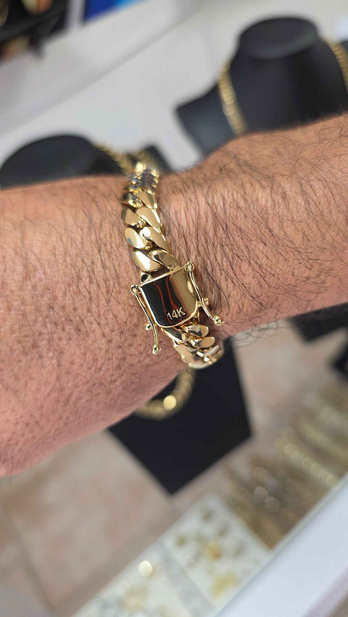 Miami Cuban 10MM.                 (PVD PREMIUM XTREME )Hechas a Mano  (Eslabón Pegado)