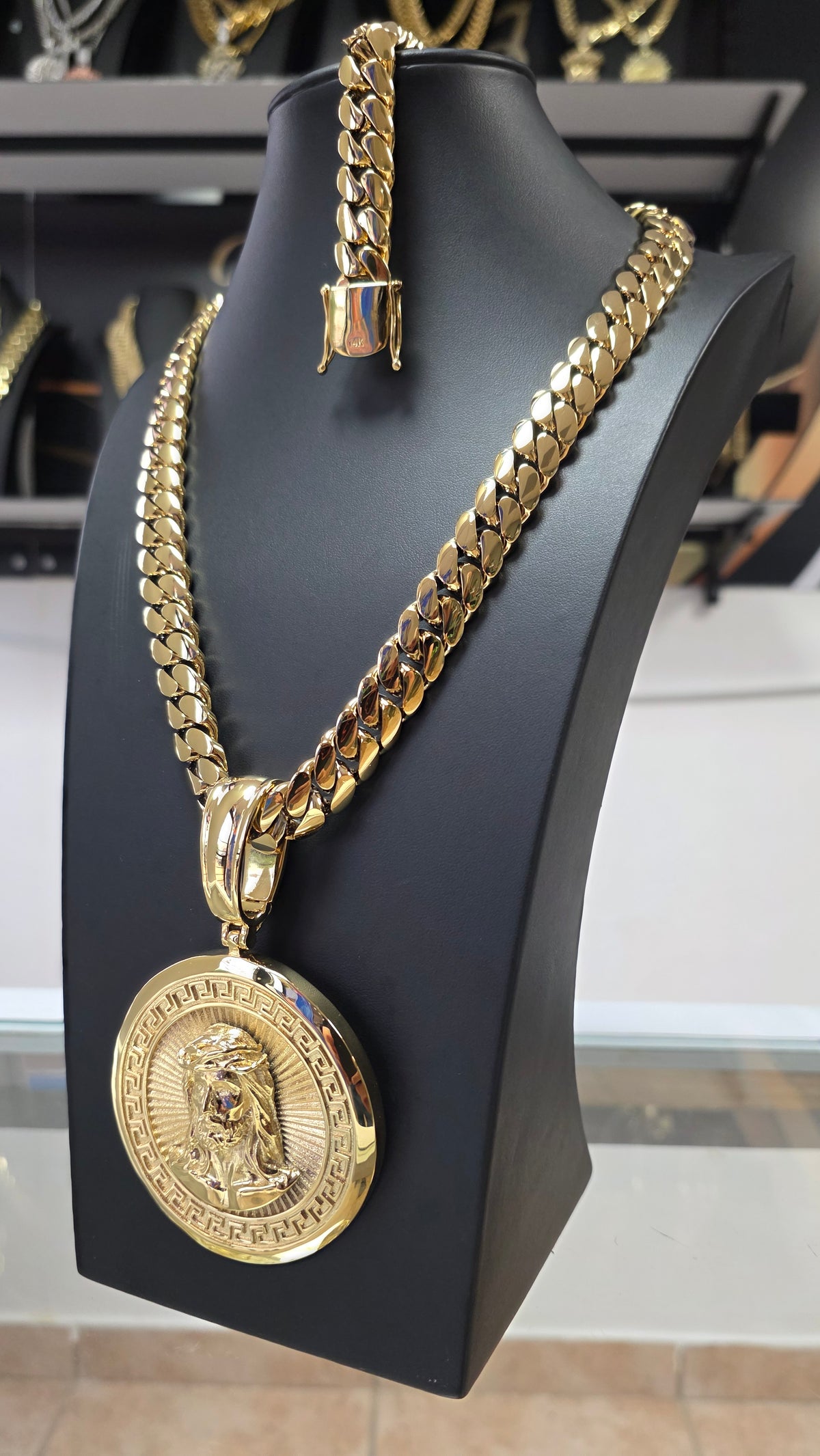 Nuevo PVD Premium Xtreme Cubana Miami Cuban 15MM +        Dije de Jesús ,Hechas a Mano                   (Eslabón Pegado)