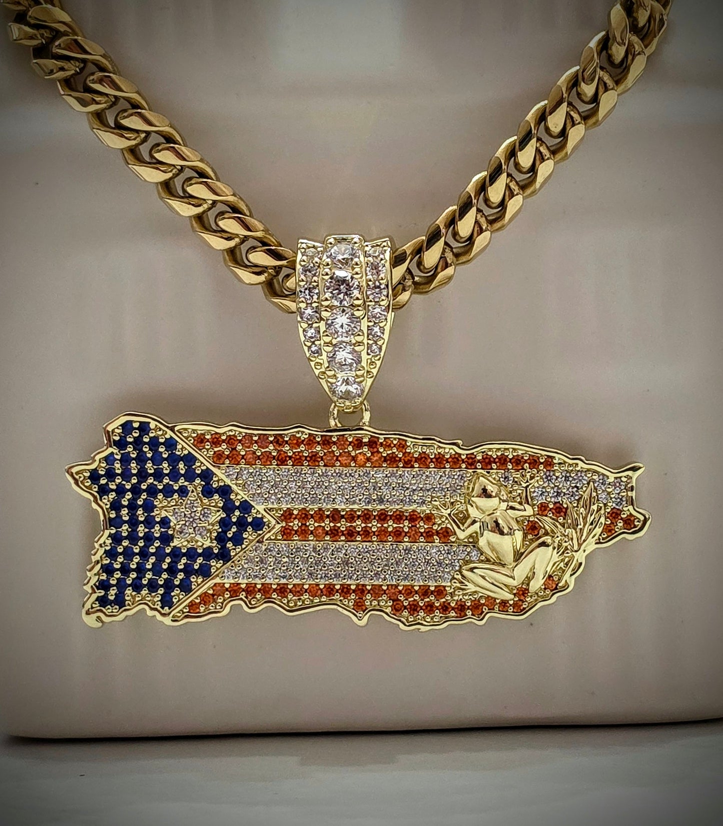 Bello Charm de Puerto Rico a Color con Cadena Stainless Steel PVD.       (1 Año de Garantía)