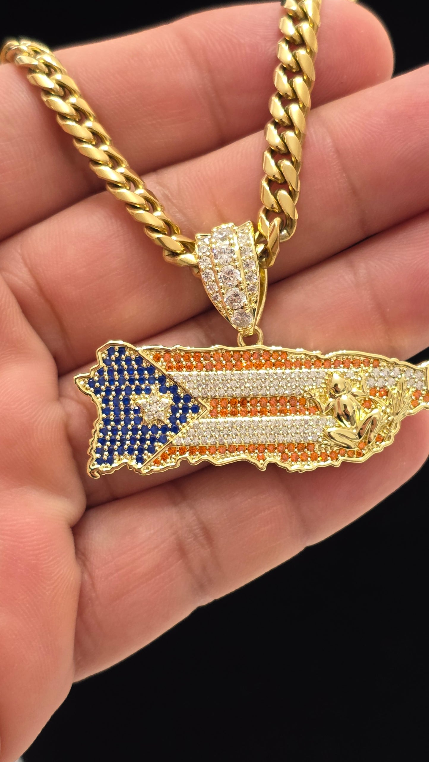 Bello Charm de Puerto Rico a Color con Cadena Stainless Steel PVD.       (1 Año de Garantía)